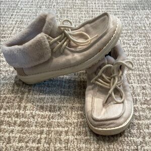 Women’s HEY DUDE Cream Moccasins with Cushioned Sole and Suede Texture Sz 5